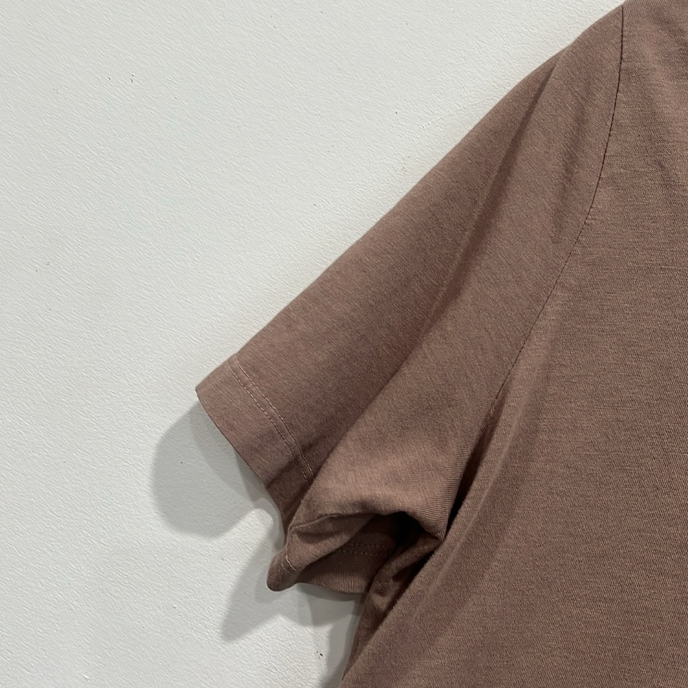 Aritzia Babaton Vneck Foundation short sleeve tee top in Deep Taupe Oversized XS - Picture 4 of 8